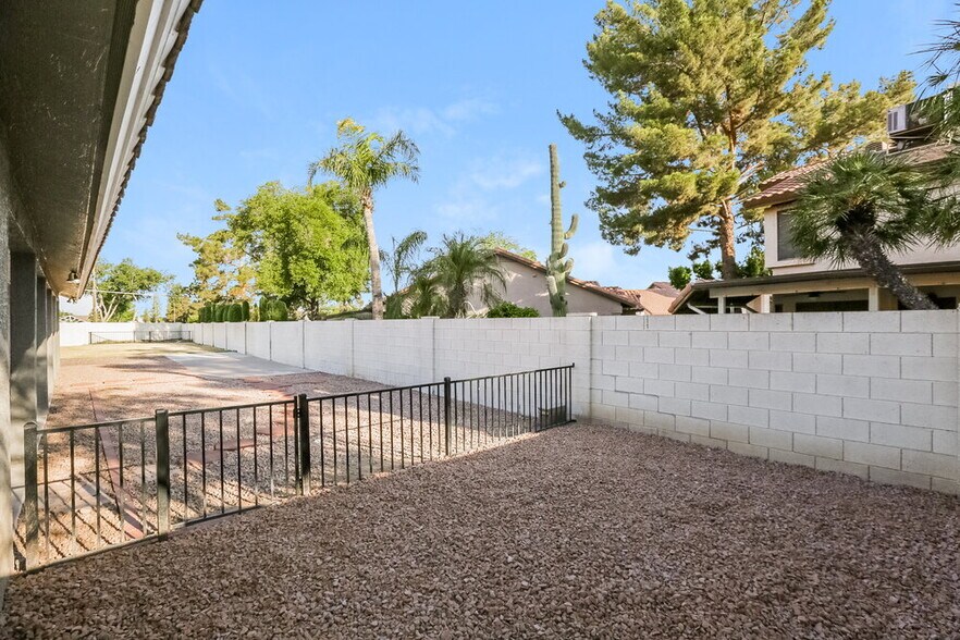 Building Photo - 1214 E Greenway Cir
