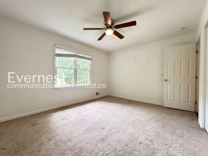 Building Photo - 323 N Briar Ridge