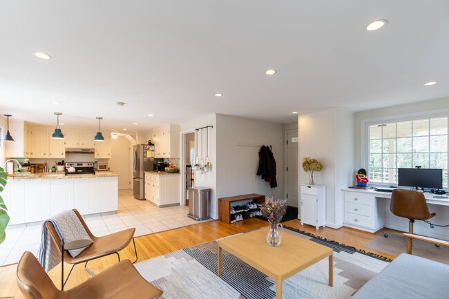Building Photo - Bright and Beautiful 4 Bedroom Colonial
