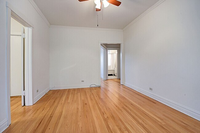 Building Photo - Light and Bright West Wrigleyville/Roscoe Village