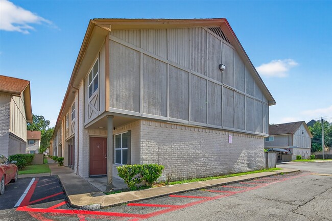 Building Photo - 1701 Upland Dr