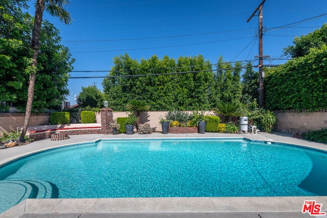 Building Photo - 4948 Petit Ave