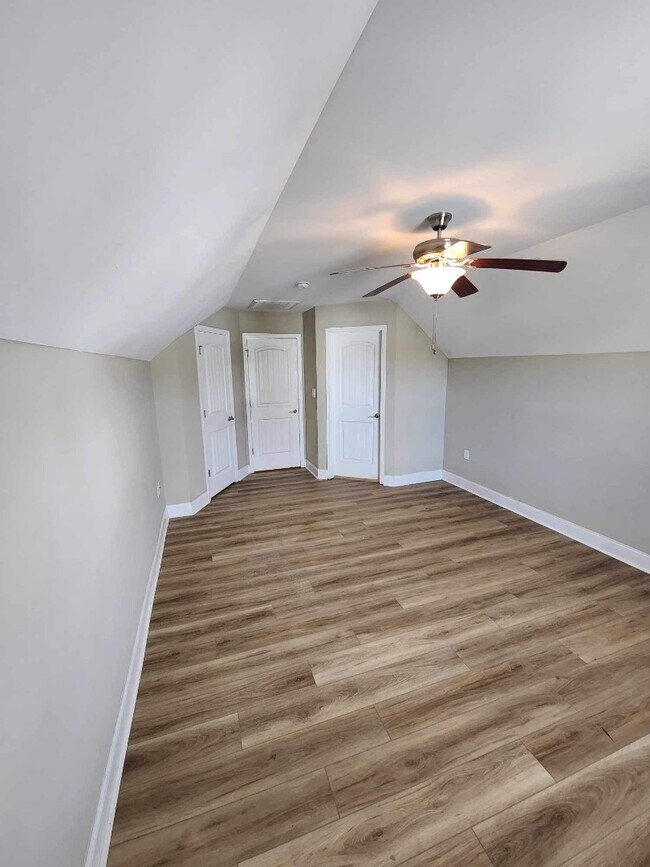 Building Photo - 215 Leadoff Dr
