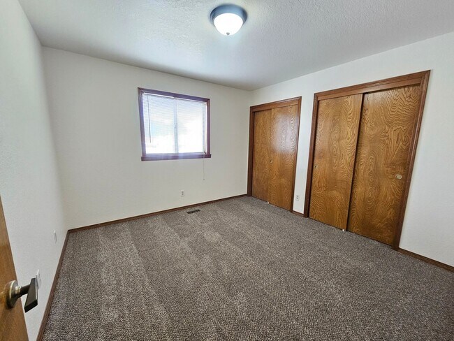 Building Photo - Beautiful 4 Bedroom Home on the Lake-May Rent FREE!