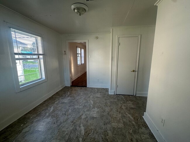 Building Photo - 2-bedroom, 1-bathroom Single Family home F...
