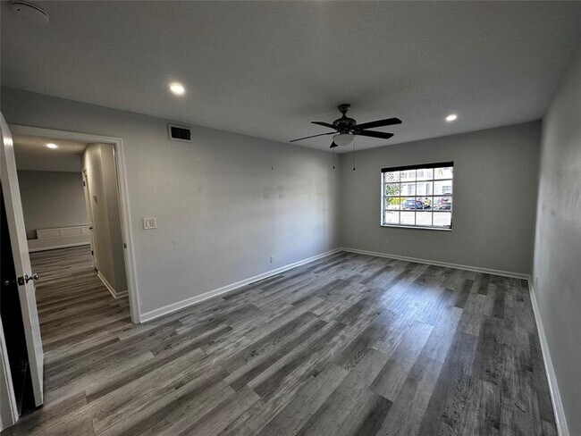 Building Photo - 6295 Bay Club Dr