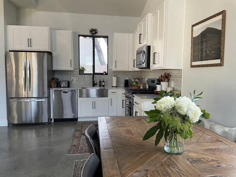 Building Photo - 1804 E 14th St