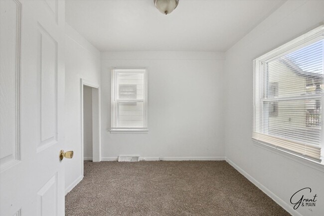 Building Photo - $1200 Warren bungalow