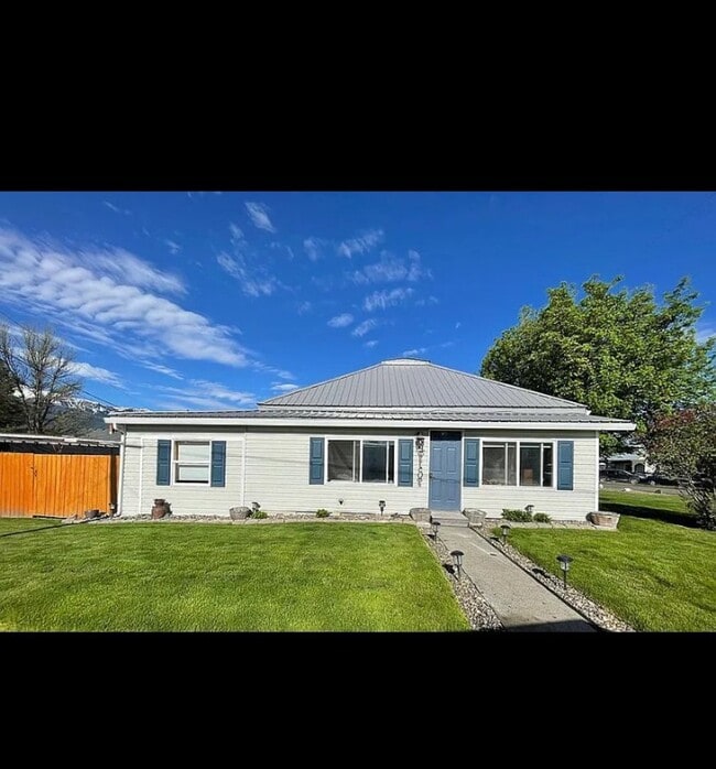 Building Photo - 3-bedroom 2 bath Corner Lot