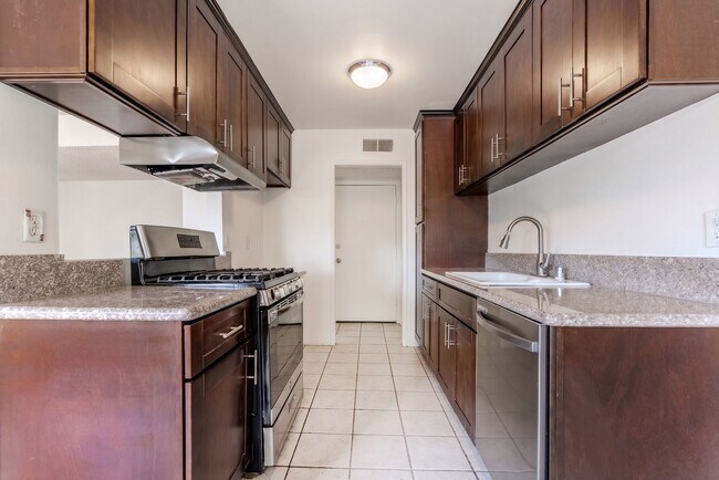 Building Photo - Chatsworth Rent This Now