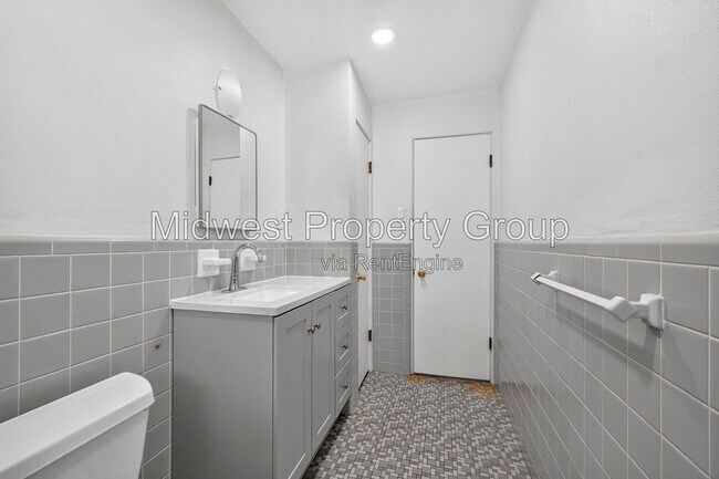 Building Photo - 2050 Goodale Ave