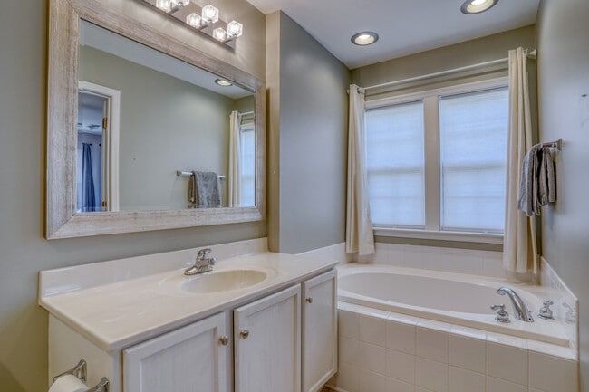 Building Photo - Fairfield Townhome