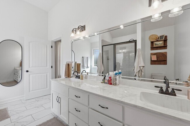 Building Photo - Dog Friendly Three Bedroom with Bonus in Sango!