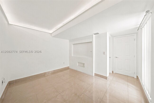 Building Photo - 9674 Fontainebleau Blvd