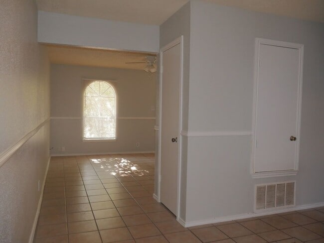 Building Photo - 4949 Hamilton Wolfe Rd