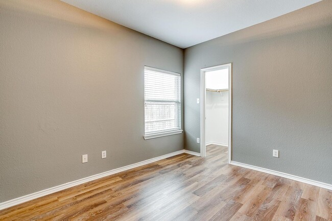 Building Photo - Walnut Street Duplex