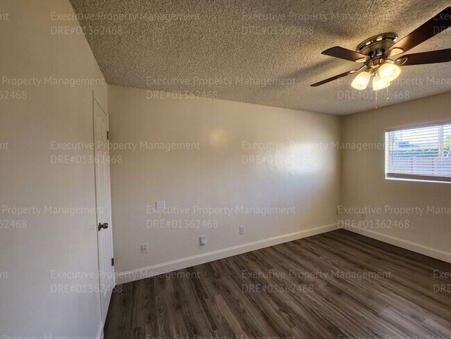 Building Photo - 3 bedroom/ 2 bathroom home located near th...