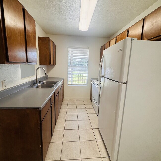 Building Photo - Welcome home to your 2 Bedroom | 1 Bathroom Apartment located in Nederland, TX.