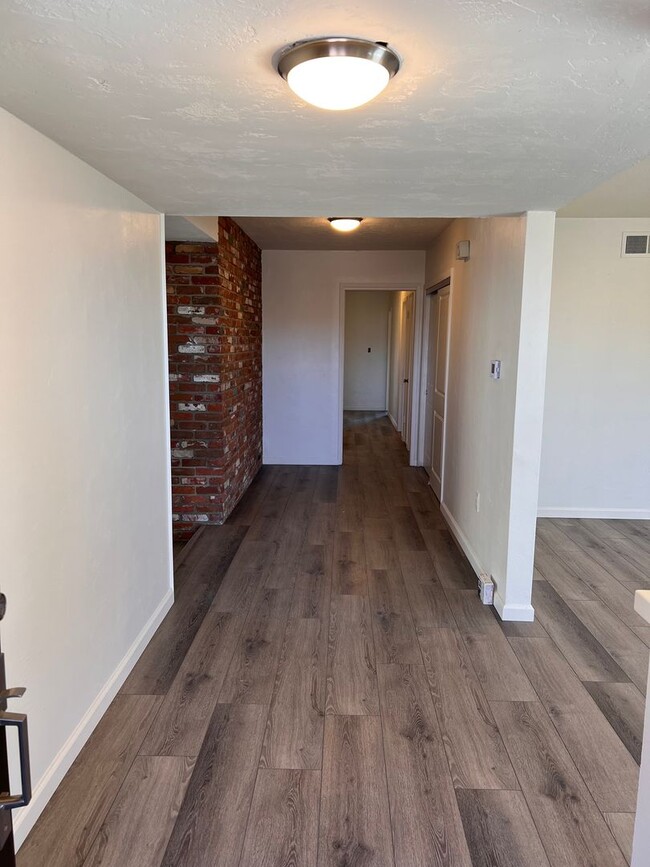 Building Photo - AVAILABLE NOW: Freshly remodeled 4 bedroom...