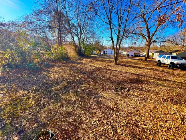 Building Photo - Adorable 2 Bedroom in the Heart of Rossville