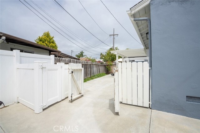Building Photo - 230 Avenida Miramar