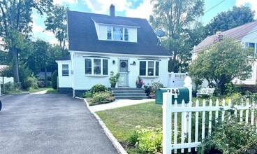 Building Photo - 244 Crombie St