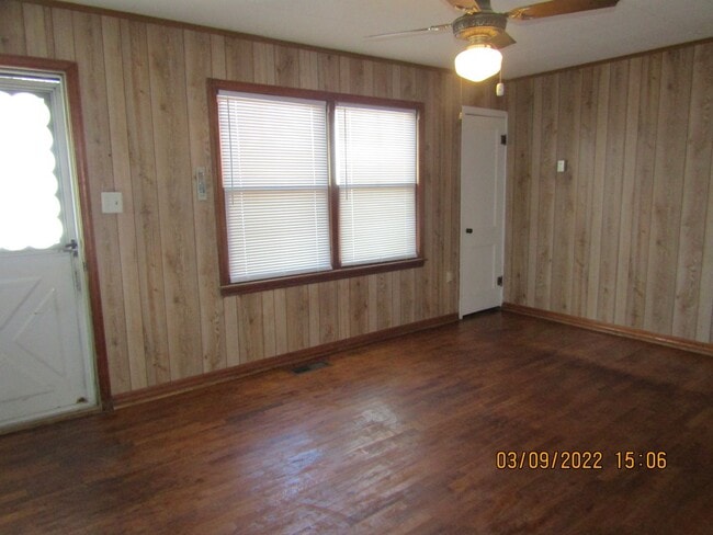Building Photo - centrally located, pets negotiable with ow...