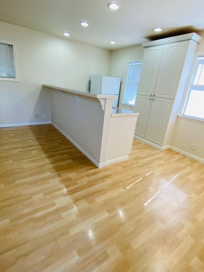 Building Photo - One Bedroom Cottage Style Home in Central Everett