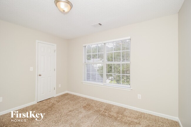 Building Photo - 2026 Baramore Oaks Dr