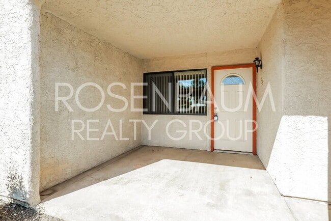 Building Photo - Spacious 1-bedroom, 1-bath downstairs apar...