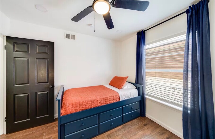 Building Photo - Room in House on Burr Oak Dr
