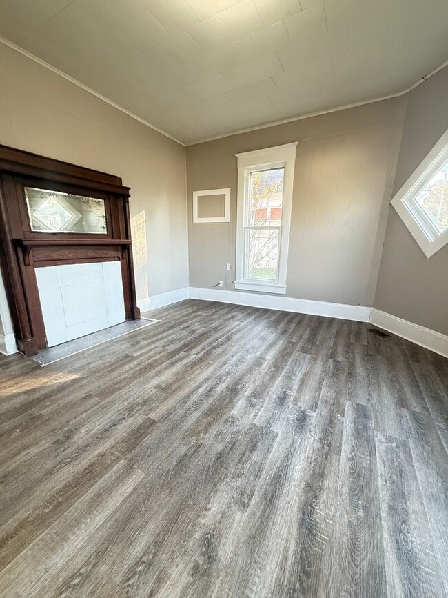 Building Photo - 2-Bedroom, 1-Bath Home in a Prime Martin L...