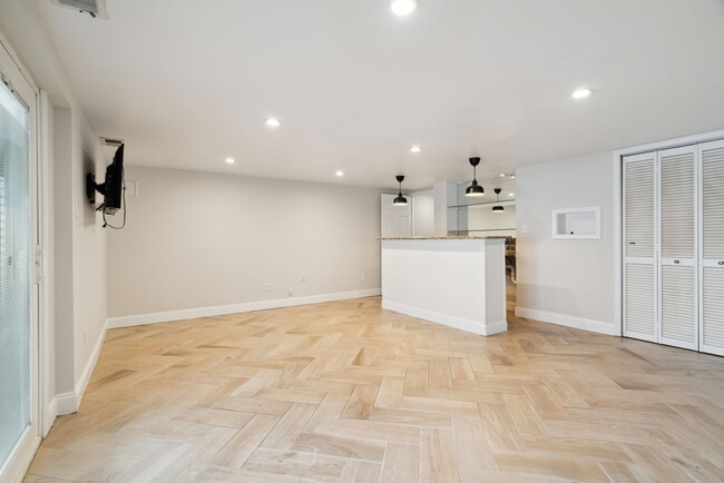 Basement Family Room with Bar (4th Bedroom) - 100 Rennard Ter