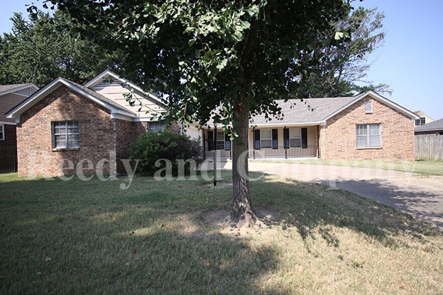 Building Photo - 3235 Fox Chase Dr