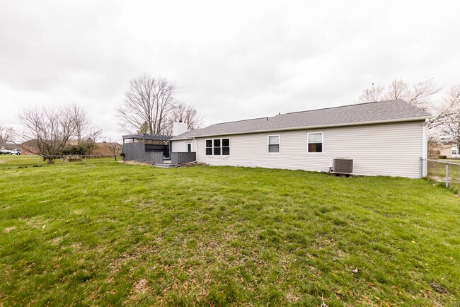 Building Photo - 229 Topaz Ln