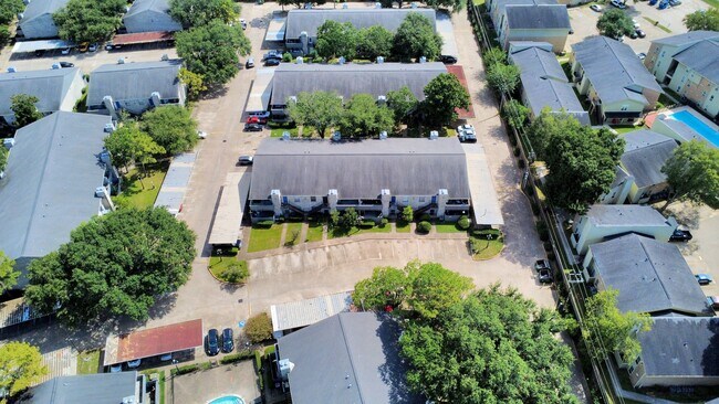 Building Photo - 9700 Leawood Blvd