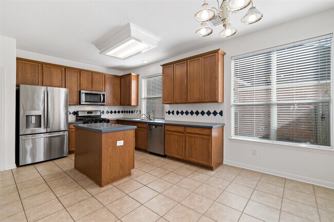 Building Photo - 3326 Lakeway Ln