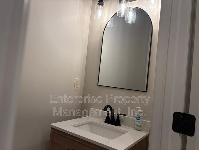Building Photo - 239 McLaughlin Dr