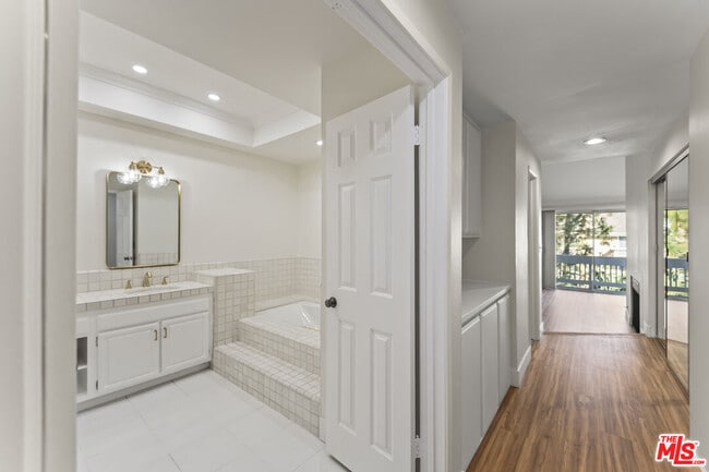 Building Photo - 4338 Redwood Ave