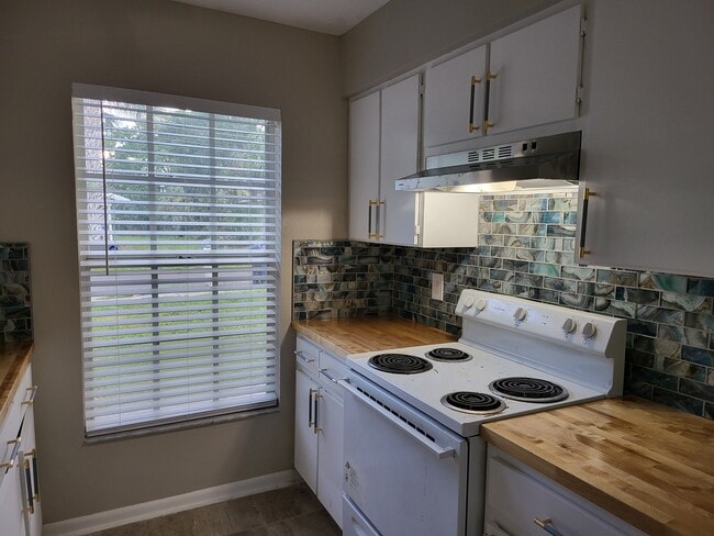 Building Photo - E9th