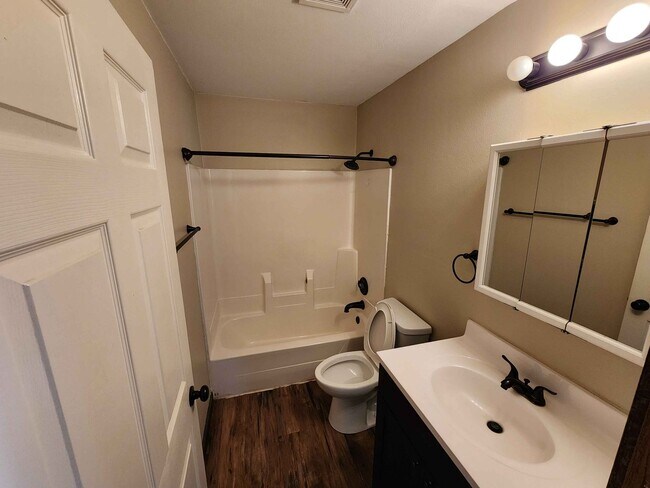 Building Photo - 1054/1056 Zephyr