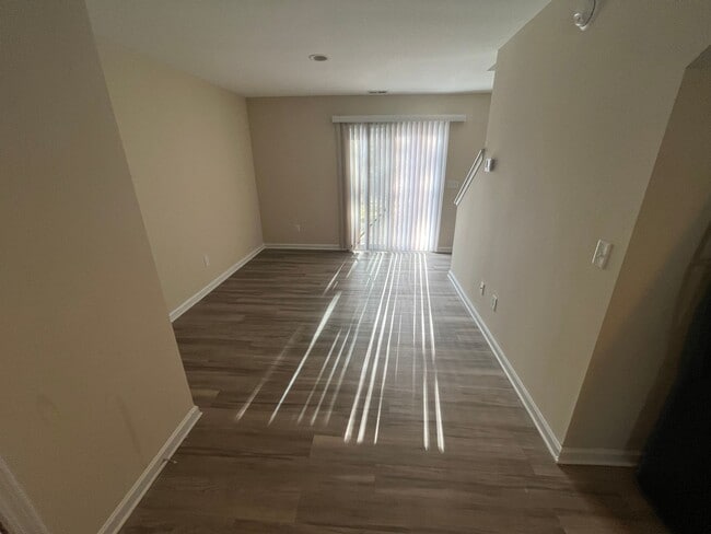 Building Photo - 3 bedroom townhome