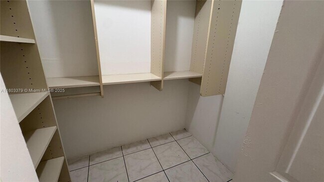 Building Photo - 227 Lakeview Dr