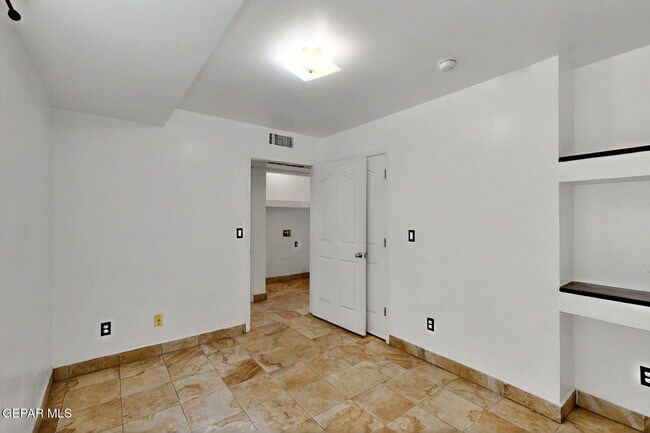 Building Photo - 540 S Yarbrough Dr