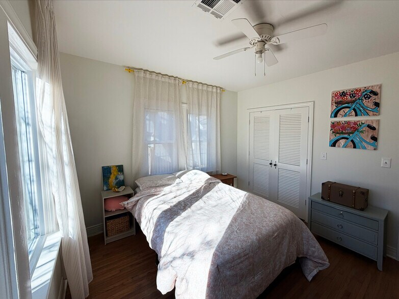 Building Photo - 2023 E 14th Pl