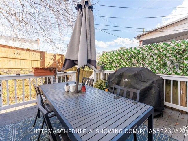 Building Photo - Renovated Apartment with Backyard Space