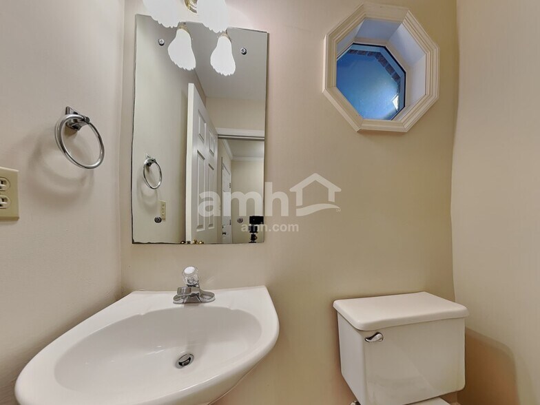 Building Photo - 1112 Oak Haven Rd