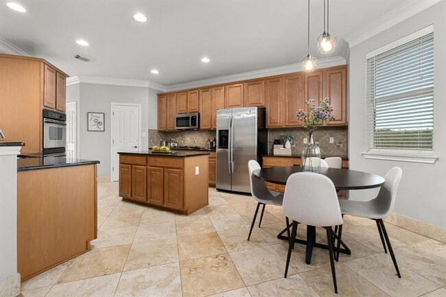 Building Photo - 6611 Yaupon Dr