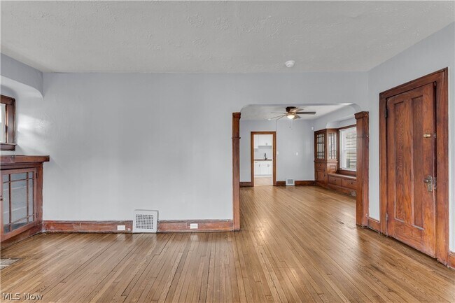 Building Photo - 11913 Buckingham Ave