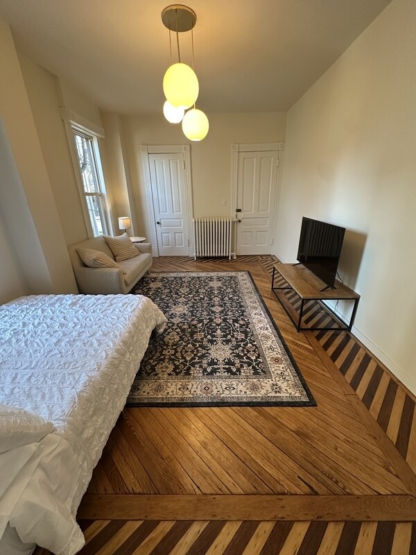 Building Photo - 315 N Pinckney St